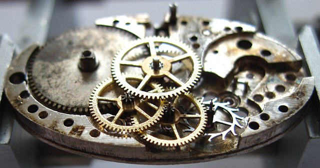 side view of the motion works Venus 52: side view of the motion works